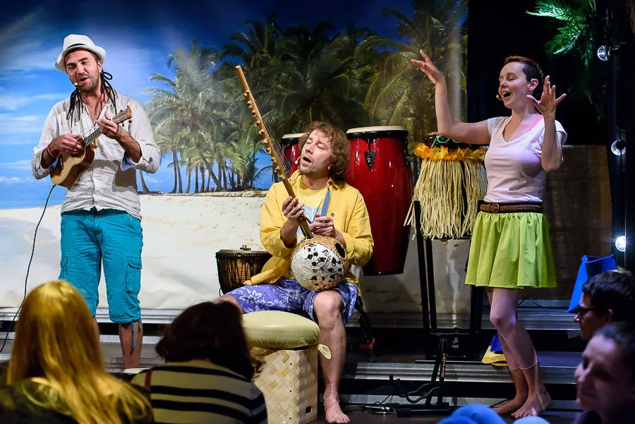 Dzieci uczestniczące w przedstawieniu teatralnym